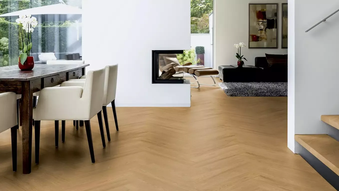 Hywood Stejar Capitol masa