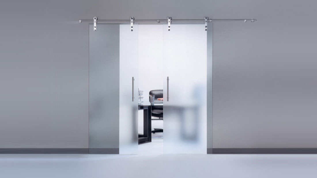 Ușă glisantă din sticlă sablată